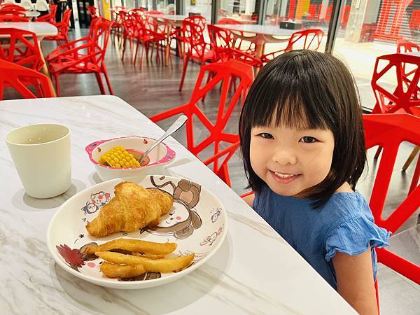 『桃園飯店』IF 商務汽旅--雅緻四人車庫房全家出遊的好選