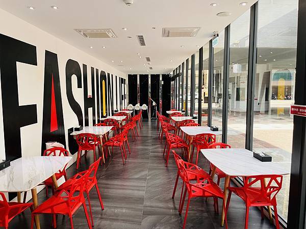 『桃園飯店』IF 商務汽旅--雅緻四人車庫房全家出遊的好選