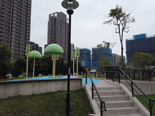 『新店美食』--主日後的小確幸:小碧潭築間火鍋+十四張歷史公