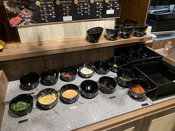 『新店美食』--主日後的小確幸:小碧潭築間火鍋+十四張歷史公