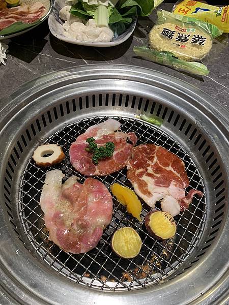『新店美食』--主日後的小確幸:小碧潭築間火鍋+十四張歷史公