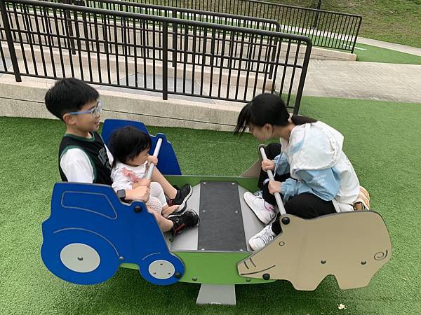 『新店美食』--主日後的小確幸:小碧潭築間火鍋+十四張歷史公