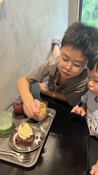 『韓國水原』慶祝碩寶十歲生日韓國吃燒肉啦!!