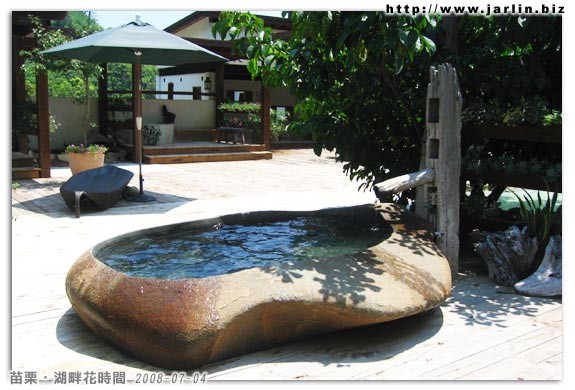 巨石浴池的造型很漂亮