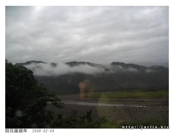 雲霧很低，盤在山腰上