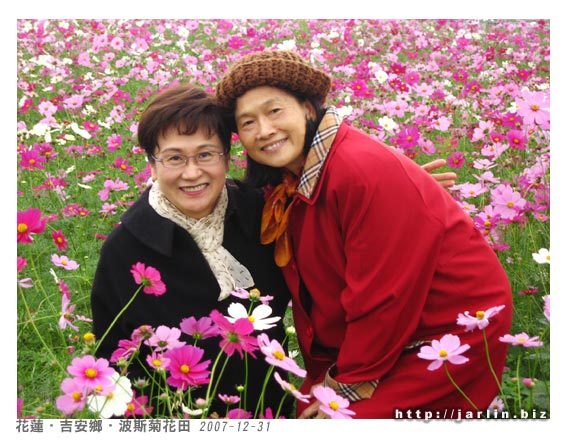 婆婆今天穿了大紅外套很可愛，師姑跟婆婆這張照片很青春可愛