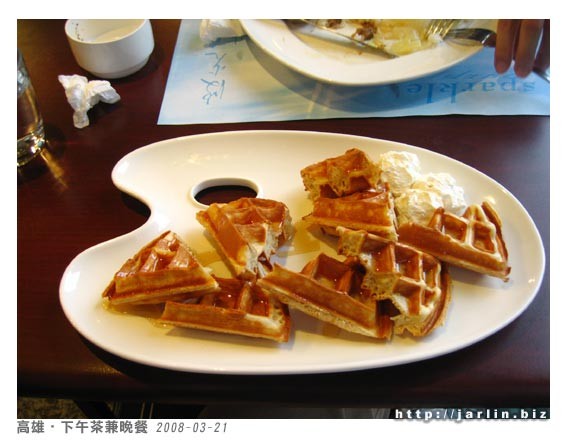 我的鬆餅大餐！好厚的鬆餅，外皮酥酥的，咬起來很實在，我很喜歡