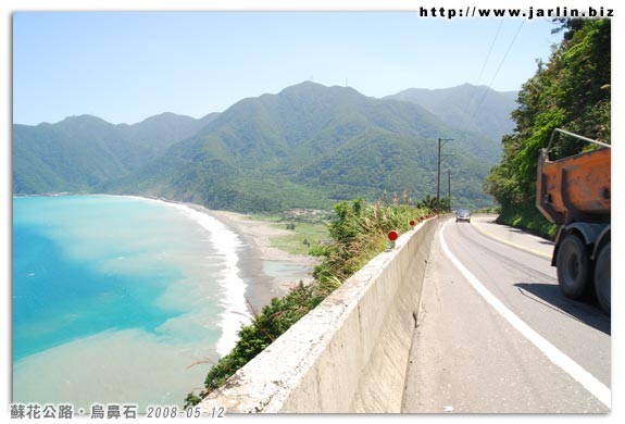 在路旁看風景，也要一邊注意來往的車子喔！這邊砂石車很多！