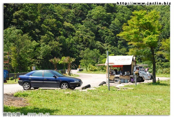 這裡可以停很多輛車，這個咖啡車平常都在這裡做生意