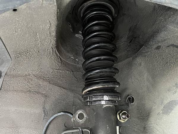 車輛故障整理~避震器上座更換+墊片