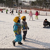 可愛的滑雪小朋友.JPG