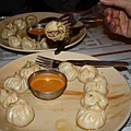 去尼泊爾必吃 momo！momo是西藏語，就是英文說的dumpling, 也就是麵粉皮包餡兒都叫momo，管他是水餃、蒸餃還是小籠包...就都是momo