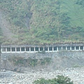 泥石流淹沒的道路。。。看起來有種恐懼的感覺