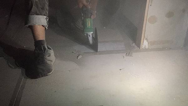 玻璃工程_安裝玻璃地絞鍊 (3).JPG 玻璃工程_安裝玻璃地絞鍊 (3).JPG