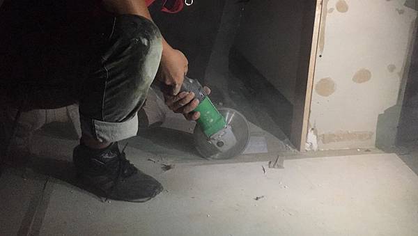 玻璃工程_安裝玻璃地絞鍊 (2).JPG 玻璃工程_安裝玻璃地絞鍊 (2).JPG