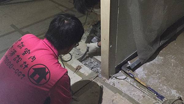 玻璃工程_安裝玻璃地絞鍊 (4).JPG 玻璃工程_安裝玻璃地絞鍊 (4).JPG