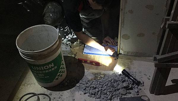 玻璃工程_安裝玻璃地絞鍊 (7).JPG 玻璃工程_安裝玻璃地絞鍊 (7).JPG