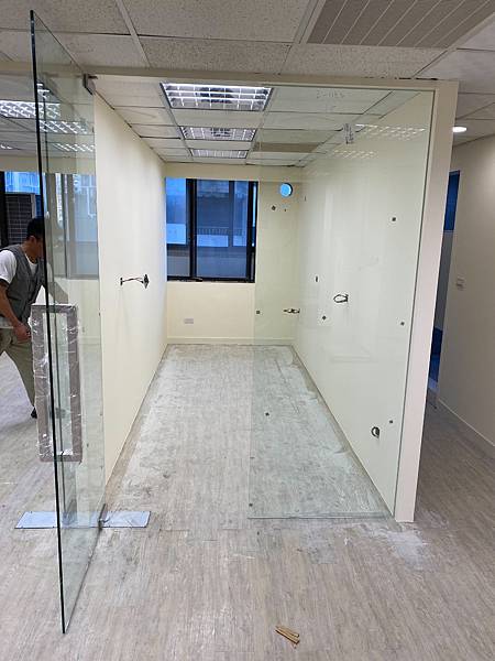 辦公室玻璃隔間工程 (4).jpg