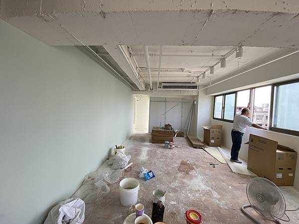 油漆與鐵工玻璃完成後 (2).JPG