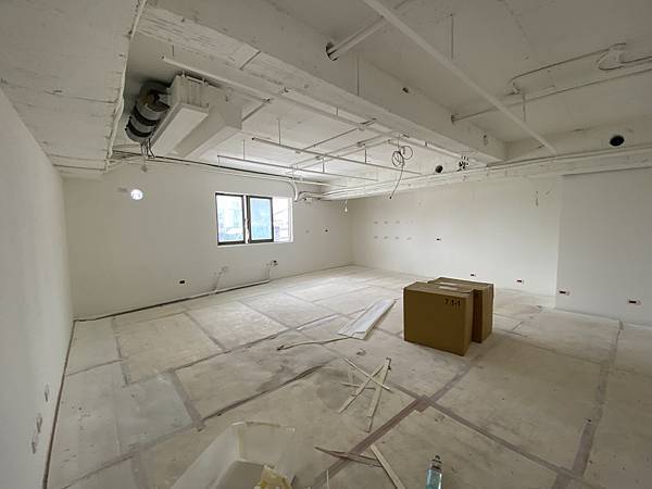 油漆與鐵工玻璃完成後 (8).JPG