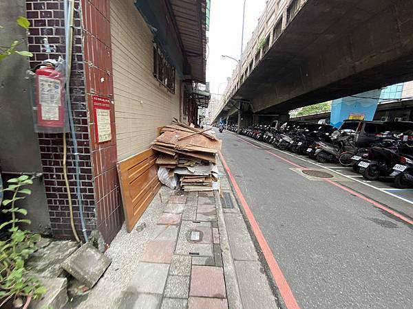 拆除清運加上現場不好出垃圾 (3).JPG