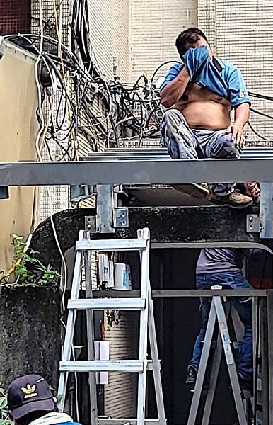 舊公寓的鐵皮雨遮 (2).JPG