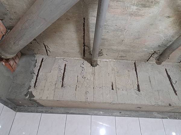 鋼筋裸露.jpg 鋼筋裸露.jpg