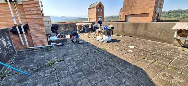屋頂防水工程(簡易處理)：打除清運、滾塗第一層滲透型防水