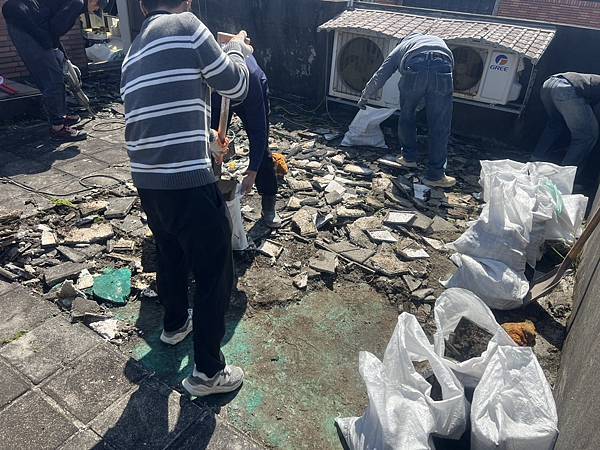 屋頂防水工程(簡易處理)：打除清運、滾塗第一層滲透型防水