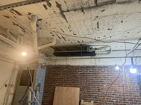 冷氣配管與室內機 (1).JPG
