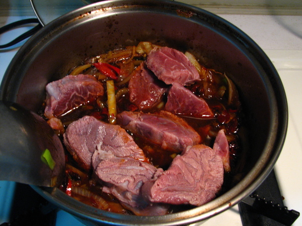 醬料拌均勻後加入川燙過的牛肉