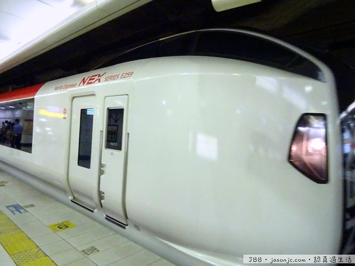 搭JR成田特快N’EX從成田機場進東京 搭JR成田特快N’EX從成田機場進東京