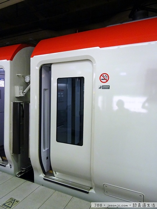 搭JR成田特快N’EX從成田機場進東京 搭JR成田特快N’EX從成田機場進東京