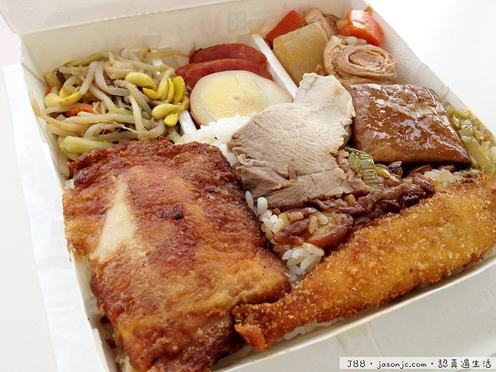 炸雞塊、炸香魚和炒豆芽:鬍鬚張招牌便當 炸雞塊、炸香魚和炒豆芽:鬍鬚張招牌便當