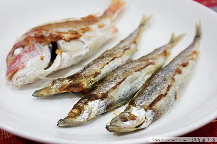 香酥柳葉魚、鹽煎紅目鰱、椒煎肉片、薑絲蝦米絲瓜、紅蘿蔔炒高麗菜和辣炒桂竹筍晚餐 香酥柳葉魚、鹽煎紅目鰱、椒煎肉片、薑絲蝦米絲瓜、紅蘿蔔炒高麗菜和辣炒桂竹筍晚餐