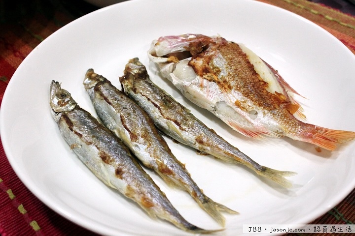 香酥柳葉魚、鹽煎紅目鰱、椒煎肉片、薑絲蝦米絲瓜、紅蘿蔔炒高麗菜和辣炒桂竹筍晚餐 香酥柳葉魚、鹽煎紅目鰱、椒煎肉片、薑絲蝦米絲瓜、紅蘿蔔炒高麗菜和辣炒桂竹筍晚餐