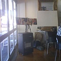 Cafe 的一角，有個畫家作畫中
