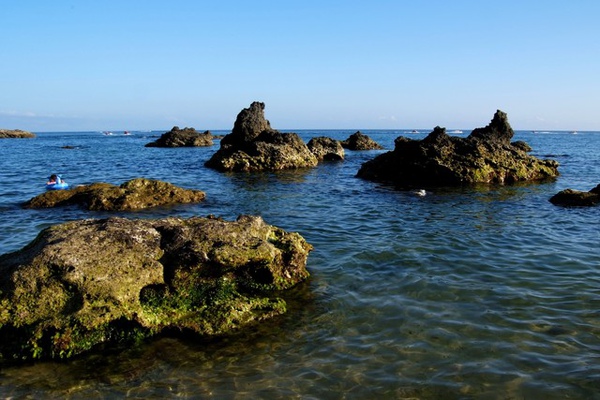 15.礁岩&藍天碧海+藍色漂浮物