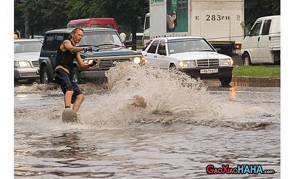 豪雨成災後的街頭景象.jpg