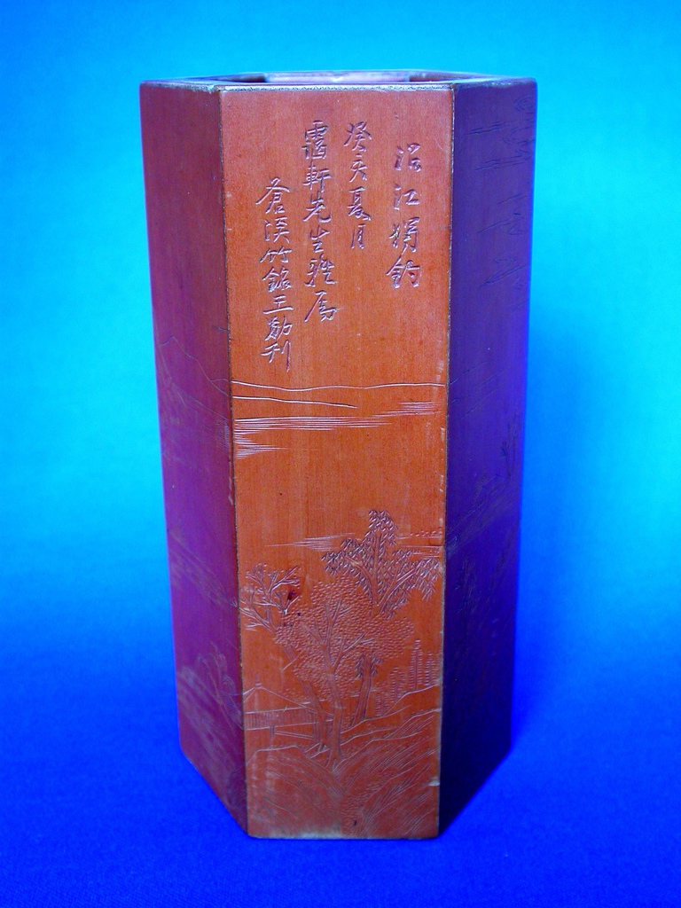 B052清王勛款竹黃刻山水圖六面筆筒1.JPG