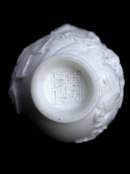 鼻煙壺 鼻烟壶 在銘 陳國治 1820-1860年陳國治作瓷胎模印白地灑綠彩牧童吹笛圖鼻煙壺