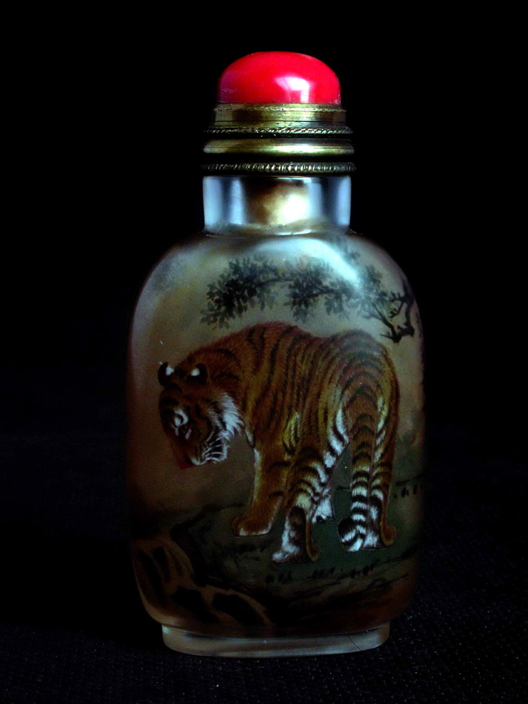 S108辛寅年(1890)葉仲三款玻璃內畫猛虎圖鼻煙壺1.jpg