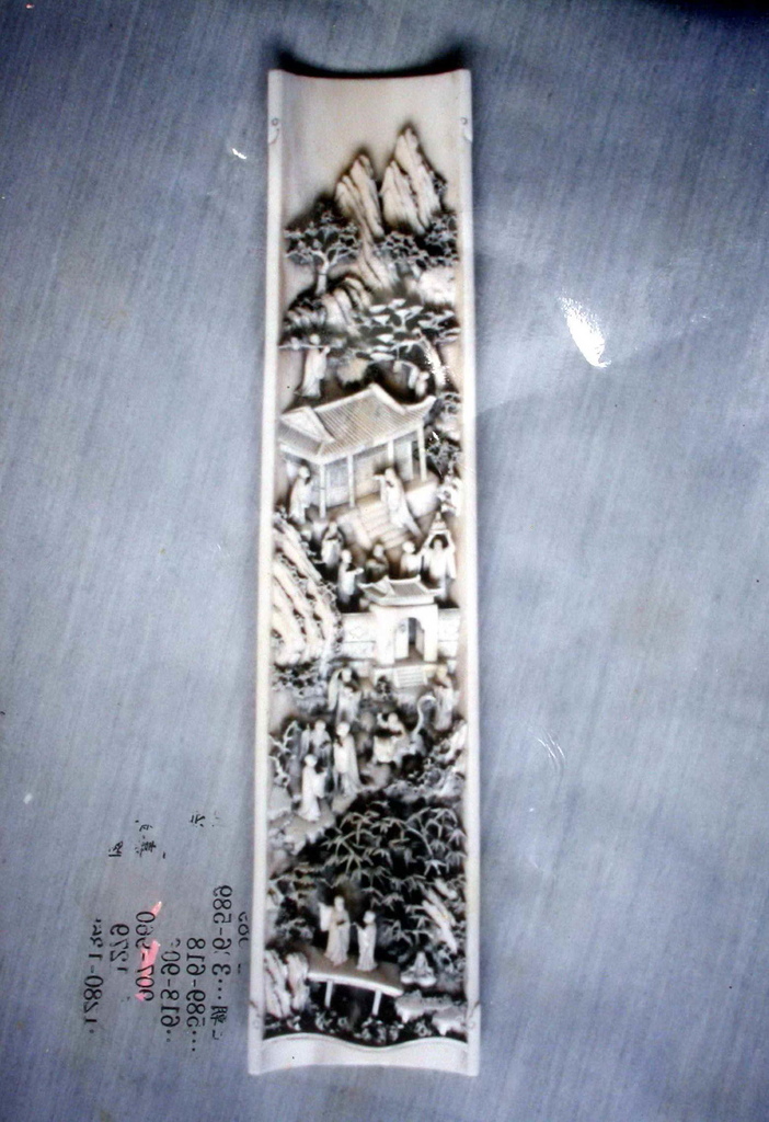 個人原舊藏-清中期象牙高浮雕十八羅漢圖臂擱1.jpg