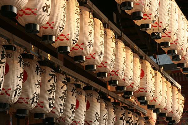 shutterstock_47427730(Rows of white glowing Japanese paper balloons in kyoto, Japan).jpg