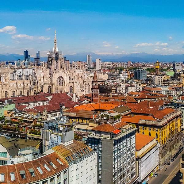 the-skyline-of-milan-italyd1cec2-800x800