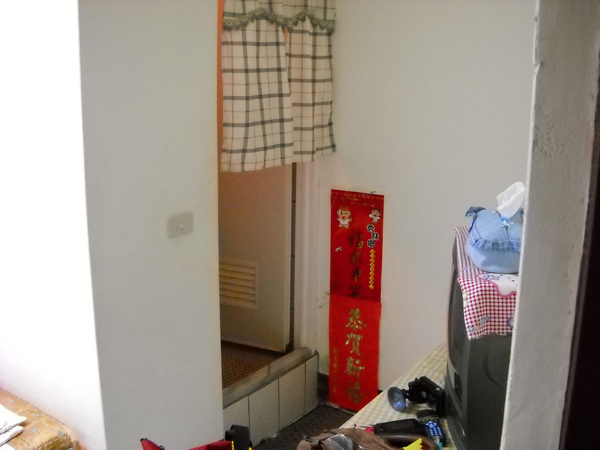 房間真的很小,就一張床、電視、桌子、二把髒的椅子,幾乎沒有空間放行李了… 房間真的很小,就一張床、電視、桌子、二把髒的椅子,幾乎沒有空間放行李了…