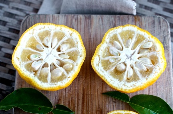 Yuzu-Japanese-Lemon-3-550x364_0.jpg