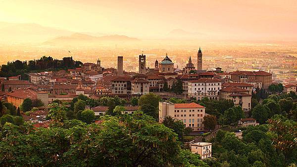 Sunrise_at_Bergamo_old_town,_Lombardy,_Italy.jpg