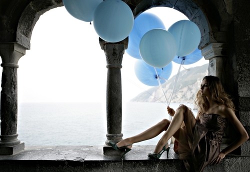 balloon,girl,sea,architecture,balloons,blue-01ae429dc63884c50844e7ab86d3cacd_h.jpg