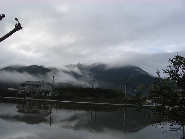 遠眺雪山山脈雲霧